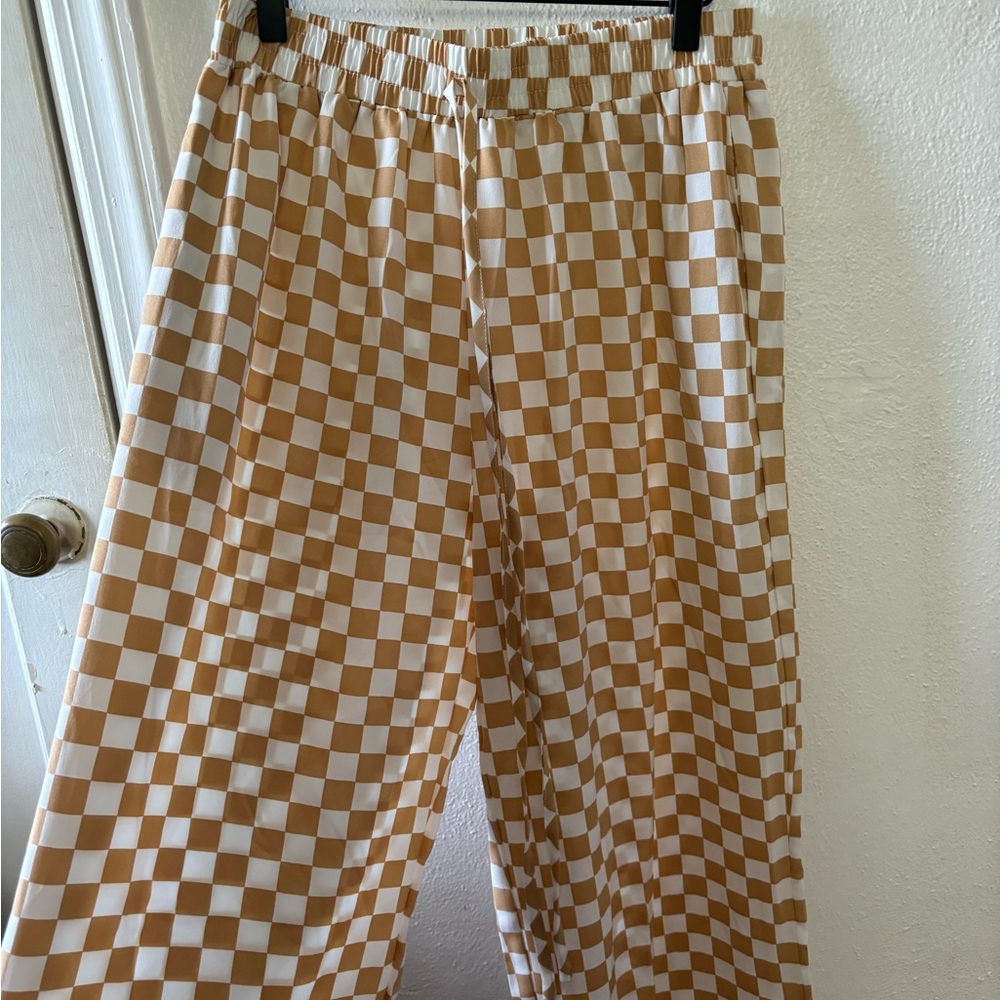 Size Large Checkered Flowy Pants. Straight/ wide leg.